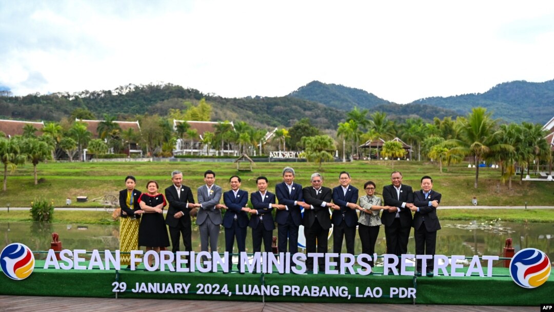 လာအိုနိုင်ငံ Luang Prabang မြို့မှာကျင်းပတဲ့ အာဆီယံနိုင်ငံခြားရေးဝန်ကြီးများအစည်းအဝေးအတွင်း တွေ့ရတဲ့ အာဆီယံနိုင်ငံခြားရေးဝန်ကြီးများနှင့် တာဝန်ရှိသူများ (ဇန်နဝါရီ ၂၉၊ ၂၀၂၄)