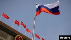 资料照：为欢迎俄罗斯总理米舒斯京访华，俄罗斯国旗飘扬在北京人大会堂前。（路透社2023年5月24日）