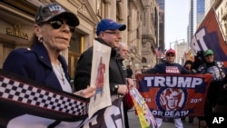 Прихильники Дональда Трампа під Трамп-тауер в Нью-Йорку, 3 квітня 2023 року