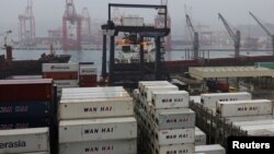 台湾基隆港口堆积的台湾万海航运公司集装箱。（2023年2月13日）