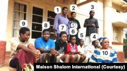 Kuri iyo foto, harimwo abana barerewe mu kigo Maison Shalom kuva kigitangura: 1) Justine, 2) Chloé, 3) Pierre Claver, 4) Claude, 5) Agnes, 6) Lydia, 7) Lysette, 8) Beatrice, 9) Joseline, 10)Barankitse