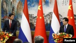 荷兰副首相兼外交大臣胡克斯特拉与中国外长秦刚在北京举行联合记者会。(2023年5月23日）