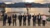 在日本广岛参加G7峰会的领导人参观日本古迹严岛神社。（2023年5月19日）