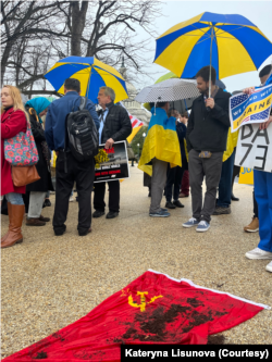 Активісти під Конгресом США розтоптали і посипали землею прапор СРСР на знак незгоди з російським імперіалізмом. Фото: Катерина Лісунова