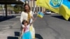 Олімпійська чемпіонка України з фігурного катання 1994 року Оксана Баюл з донькою Софією 