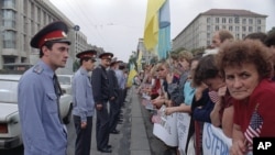 Мешканці української столиці зустрічають кортеж президента Джорджа Буша під час його візиту до Києва, 3 серпня 1991 року. AP Photo/Jefrem Lukatsky