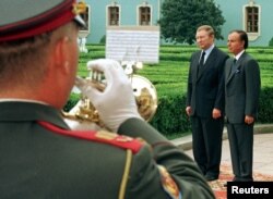 Експрезиденти України та Аргентини Леонід Кучма та Карлос Менем біля Маріїнського палацу в Києві 29 червня 1998 р. Фото: YK/CVI/ME