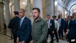 Лідер меншості в Палаті представників Гакім Джеффріс вітає Володимира Зеленського у Капітолії 21 вересня 2023 року.