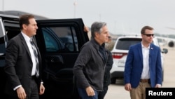 Sekretari amerikan i Shtetit, Antony Blinken duke u nisur për në Arabinë Saudite nga baza ajrore Joint Base Andrews, në Merilend (28 prill 2024) 