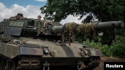 Український солдат в танку Леопард-2A4 у невказаній місцевості в Україні 16 липня 2024 р.