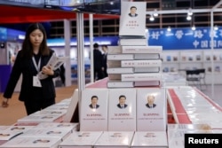 香港举办一带一路峰会期间大厅里摆放的中国领导人习近平著作《习近平谈治国理政》中英文版本。（2023年9月14日）