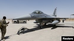 Американський солдат поруч із винищувачем f-16 в Іраку 2015 року. Фото: Reuters/Thaier Al-Sudani