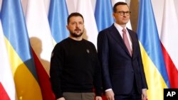 Президент України Володимир Зеленський і прем’єр-міністр Польщі Тадеуш Моравецький у Варшаві 5 квітня 2023 р.