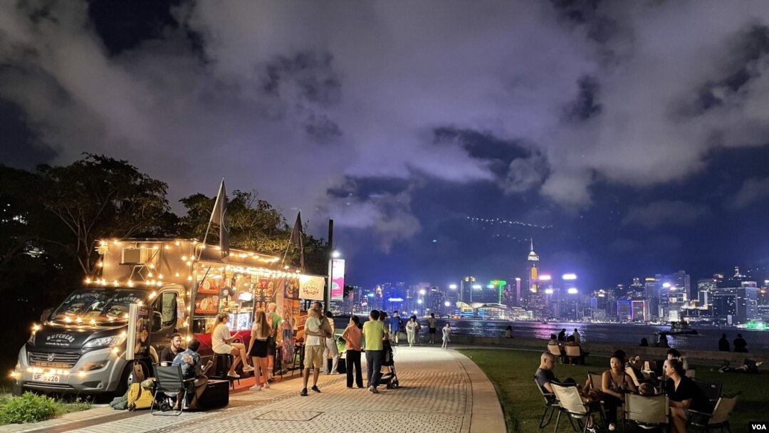 西九文化區的美食車及露天草地9月17日晚香港夜繽紛啟動後首個周日遊人不多。(美國之音/湯惠芸)