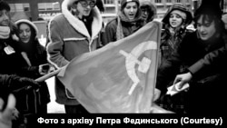 Мітинг у Клівленді, штат Огайо, з підпаленням прапора СРСР. Фото з особистого архіву Петра Фединського.