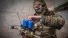 Український солдат з дроном FPV на фронті біля Авдіївки в Донецькій області 22 березня 2024 р.