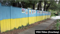 Після початку повномасштабної війни в Україні навпроти посольства РФ у Вашингтоні зʼявився жовто-блакитний паркан