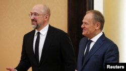 Український прем’єр-міністр Денис Шмигаль і польський прем’єр-міністр Дональд Туск у Варшаві 28 березня.