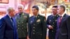 资料照片：2023 年4月17日，中国国防部长李尚福将军访问俄罗斯联军事学院时与院长弗拉基米尔·扎鲁德尼茨基将军（左）在一起。（美联社照片）