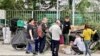 中港两地全面通关后水货客问题死灰复燃，有疑似水货客聚集在上水火车站附近被称为“秦皇坑”的分货地点 (美国之音/汤惠芸)