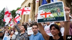 Протести у Грузії проти закону про іноземний вплив. Фото: AP/Shakh Aivazov)