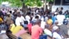 Eleitores fazem esperam para votar nas Eleições Autárquicas em Moçambique.