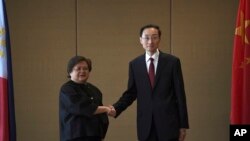 菲律宾外交部负责双边关系和亚洲事务的副部长特蕾莎·拉扎罗（左）与中国外交部副部长孙卫东在马尼拉举行会谈。（2023年3月23日）