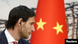 资料照：荷兰副首相兼外交大臣胡克斯特拉与中国外长秦刚在北京举行联合记者会。（2023年5月23日）