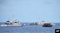 2023年8月22日,一艘菲律宾海警船和物资补给船试图闯过中国海警船在阿云金浅滩(中国称仁爱礁,国际上称Second Thomas Shoal“第二托马斯浅滩”)划定的警戒线。当时有一架美国海军飞机在该海域上空盘旋,两艘菲律宾海军所属的船只试图突破中国海警船的封锁。双方动作危险,剑拔弩张。