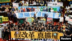资料照：台湾立法院议员在台北的立法院议场展示标语表达各自立场。（2024年5月28日）