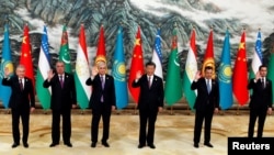 中国领导人习近平在陕西西安出席中国-中亚峰会与与会的中亚国家首脑合影（2023年5月19日）