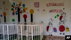 Українська влада заявляє, що вона ідентифікувала інформацію про майже 20 000 дітей, які були примусово депортовані до Росії під час війни. На фото: дитячий будинок у Херсоні, де за часи окупації Росією було примусово депортовано більше тисячі українських дітей. Фото: AP.