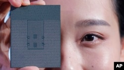 资料照：华为在深圳举行的一个庆祝仪式上展示鲲鹏920芯片。(2019年1月7日)
