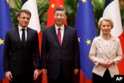 中国领导人习近平在北京会晤到访的欧盟委员会主席冯德莱恩和法国总统马克龙。（2023年4月6日）