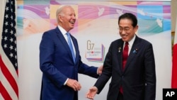 拜登总统2023年5月18日抵达日本出席“七国集团”（G-7)峰会。峰会召开前拜登总统和日本首相岸田文雄交谈甚欢。（美联社）