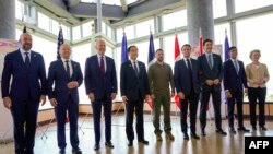 乌克兰总统泽连斯基在日本广岛跟G7峰会的与会各国领导人合影。（2023年5月21日）