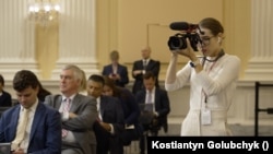 Кореспондентка української служби Голосу Америки, Катерина Лісунова під час роботи. Фото: Костянтин Голубчик