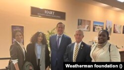Делегація Weatherman Foundation з родинами загиблих в Україні американських добровольців фотографується з конгресменом-республіканцем Джо Вілсоном.