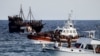 FILE -Boti ya walinzi wa pwani ya Italia ikiwa imebeba wahamiaji waliookolewa baharini ikipita katikati ya boti za utalii, katika kisiwa cha Sicilian, Lampedusa, Italia, Sept. 18, 2023.