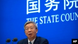 档案照片 - 中国人民银行行长易纲在2023年3月3日于北京国务院新闻办公室举行的新闻发布会上发表讲话。