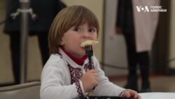 Як перед Великоднем американці вчилися ліпити вареники та робити українські писанки. Відео