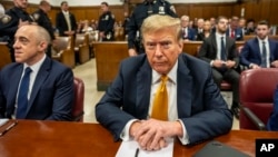 Колишній президент Дональд Трамп у кримінальному суді Мангеттена зі своїм адвокатом Емілем Бове, у вівторок, 21 травня 2024 року, в Нью-Йорку. (Фото: Марк Петерсон через AP)