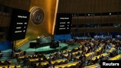 在纽约联合国总部，屏幕显示联合国大会就一项承认巴勒斯坦人有资格成为联合国全面成员国的决议草案所进行的表决结果。(2024年5月10日)