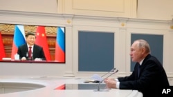 资料照 - 2022年12月30日，俄罗斯总统普京同习近平召开视频会议。