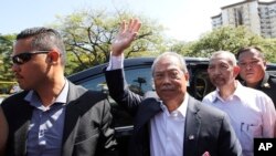 马来西亚前总理穆希丁抵达位于吉隆坡的马来西亚反腐总部。（2023年3月9日）