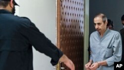 资料照:2022年10月25日伊朗、瑞典双重国籍的异议人士查柏(Farajollah Cha'ab)抵达伊朗德黑兰的法庭。查柏于2023年5月6日被处以绞刑。