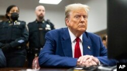 Ansyen Prezidan Donald Trump nan tribinal Manhattan anvan komansman pwose kriminel li a, 30 Avril, 2024.