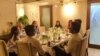 孟买“麻辣屋”普拉奇·古普塔和萨洛尼·古普塔姐妹俩招待顾客 (1)