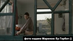 Кадр з фільму Ер Горбач "Клондайк". Головна героїня – Ірка (Оксана Черкашина) та її чоловік чекають на народження своєї першої дитини, коли на околицях села з'являються озброєні чужинці. Ірка в жодному разі не хоче покидати рідний дім.
