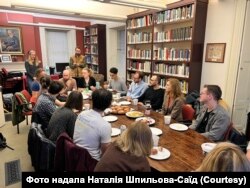 Наталія Шпильова-Саїд із колегами та студентами під час зустрічі Українського клубу в Гарварді.